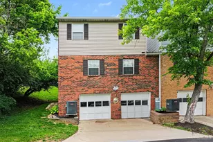 492 Maple Cir Dr, Springdale, OH 45246 - Photo 2