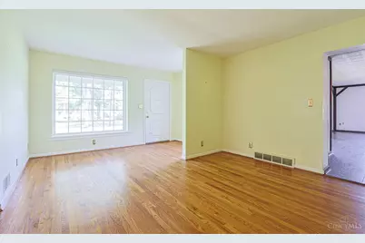 258 Hilltop Lane, Wyoming, OH 45215 - Photo 8