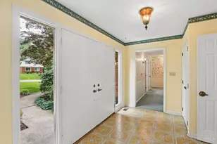 11119 Embassy Dr, Forest Park, OH 45240 - Photo 4