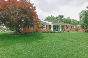 701 Ashford Ct, Springfield Township, OH 45231 - Photo 2
