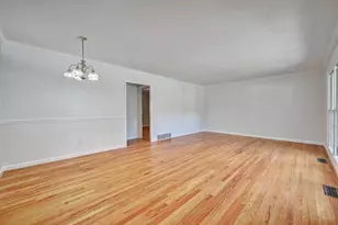 1063 Newcastle Dr, Springfield Township, OH 45231 - Photo 4