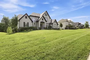 566 Forestedge Dr, Anderson Township, OH 45255 - Photo 2
