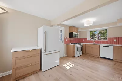 2879 Saint Catherine Place, Cincinnati, OH 45211 - Photo 8