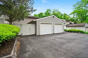 17 Woodview Ct, Springdale, OH 45246 - Photo 2