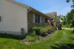 918 Willow Bend Dr, Wilmington, OH 45177 - Photo 2