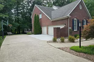 1223 Ridgewood Dr, Miami Township, OH 45140 - Photo 2