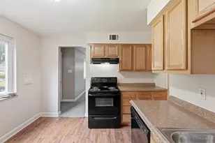 1694 Ashbrook Dr, Cincinnati, OH 45238 - Photo 8