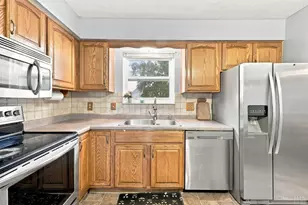 1882 Fallbrook Ln, Springfield Township, OH 45240 - Photo 8