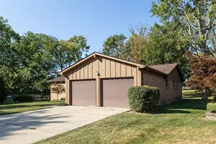 1585 Silverglade Ct, Springfield Township, OH 45240 - Photo 6