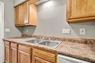 2431 Mustang Dr, Cincinnati, OH 45211 - Photo 12