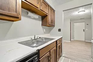 2431 Mustang Dr, Cincinnati, OH 45211 - Photo 12