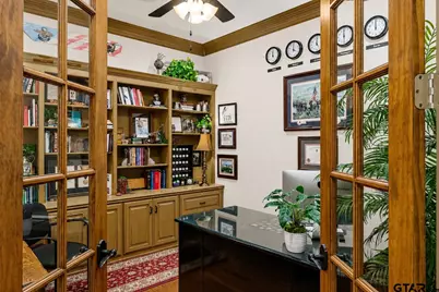 2216 Thornwood, Tyler, TX 75703 - Photo 2