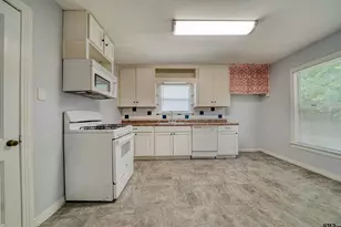 102 E Pirate Ave, Longview, TX 75604 - Photo 6