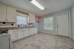 102 E Pirate Ave, Longview, TX 75604 - Photo 8