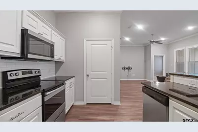 2927 Meadow Brook Trl, Tyler, TX 75701 - Photo 10