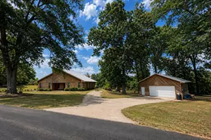 540 Post Oak St, Overton, TX 75684 - Photo 2