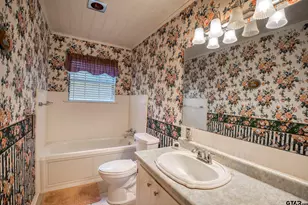 202 W Clover Ln, Palestine, TX 75803 - Photo 14