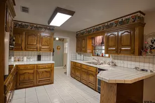 202 W Clover Ln, Palestine, TX 75803 - Photo 4