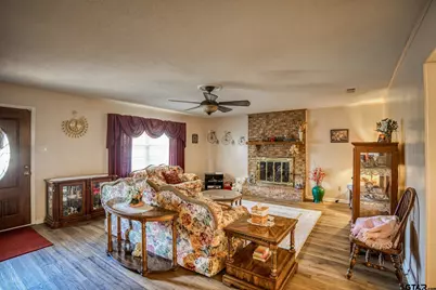 202 W Clover Lane, Palestine, TX 75803 - Photo 6