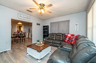 717 Adams St, Jacksonville, TX 75766 - Photo 2