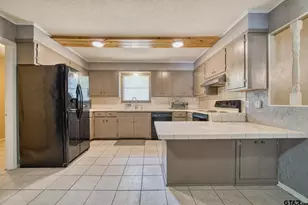 2810 Teakwood Dr, Longview, TX 75604 - Photo 2