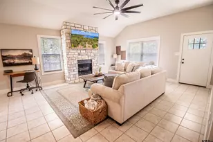 237 Lakeview Cir, Jefferson, TX 75657 - Photo 10