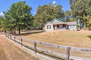 237 Lakeview Cir, Jefferson, TX 75657 - Photo 2