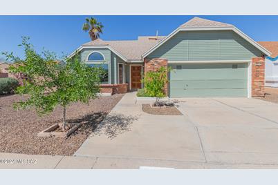 7801 N Roundstone Drive, Tucson, AZ 85741 - Photo 1