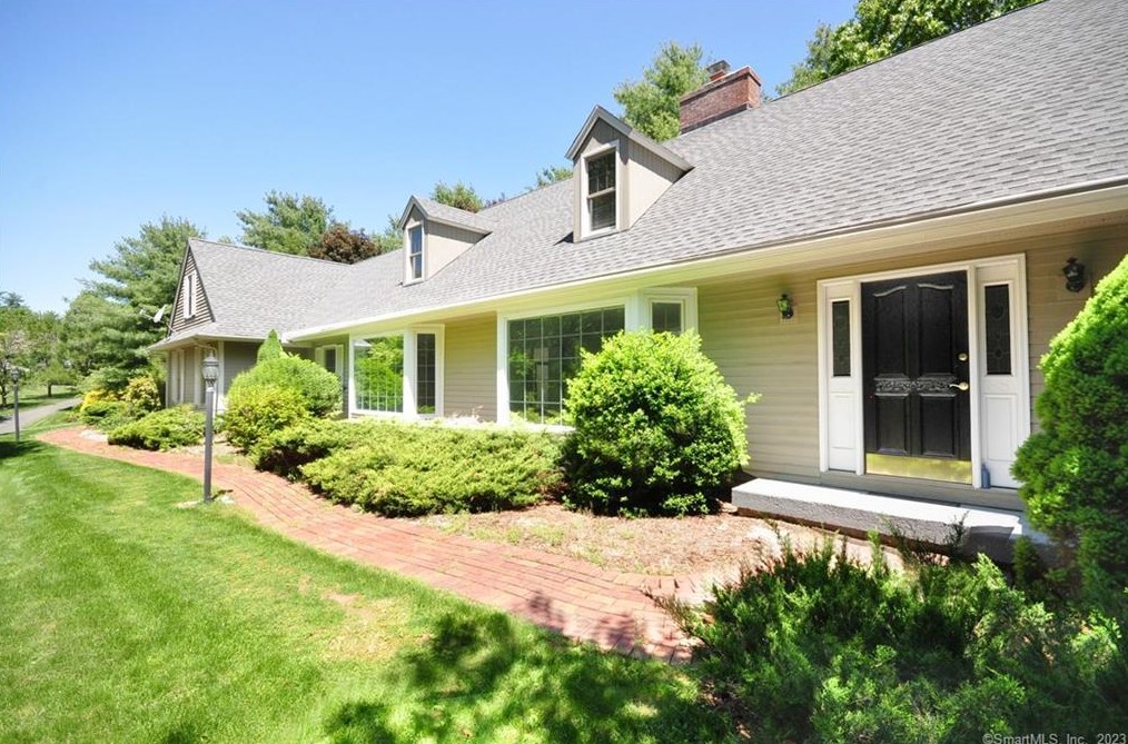 41 Woodford Hills Dr, Avon, CT 06001-3925