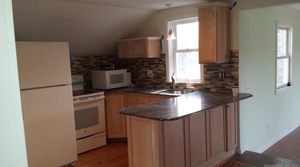99 River Rd #2, Windsor Locks, CT 06096