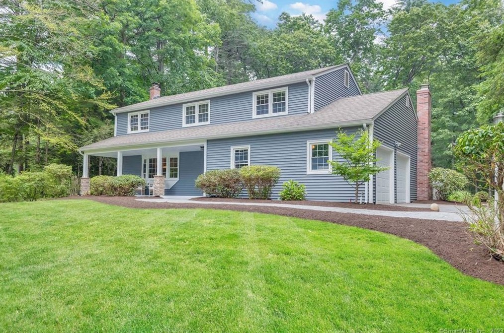 37 Munnisunk Dr, Simsbury, CT 06070 exterior