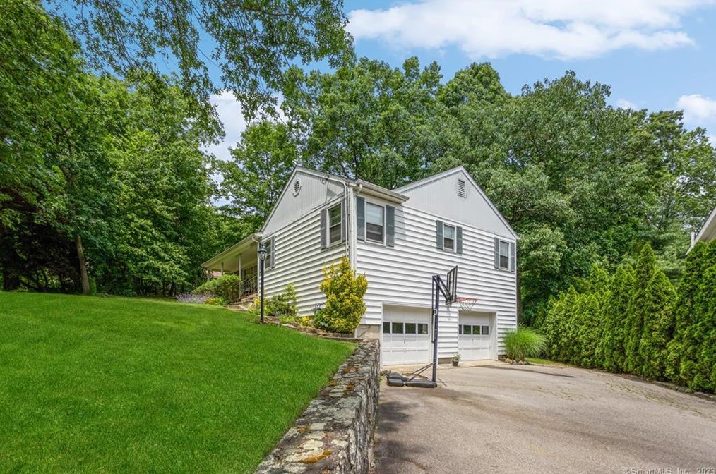 29 Dandy Dr, Cos Cob, CT 06807 exterior