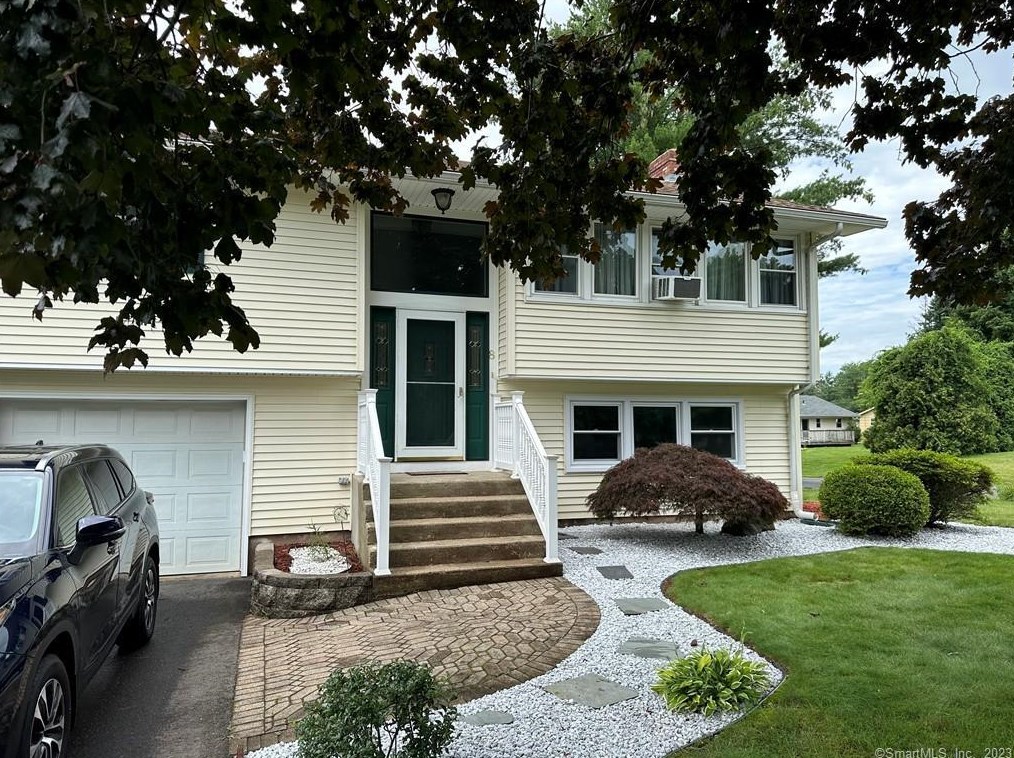 8 Robin Rd, Vernon, CT 06066 exterior