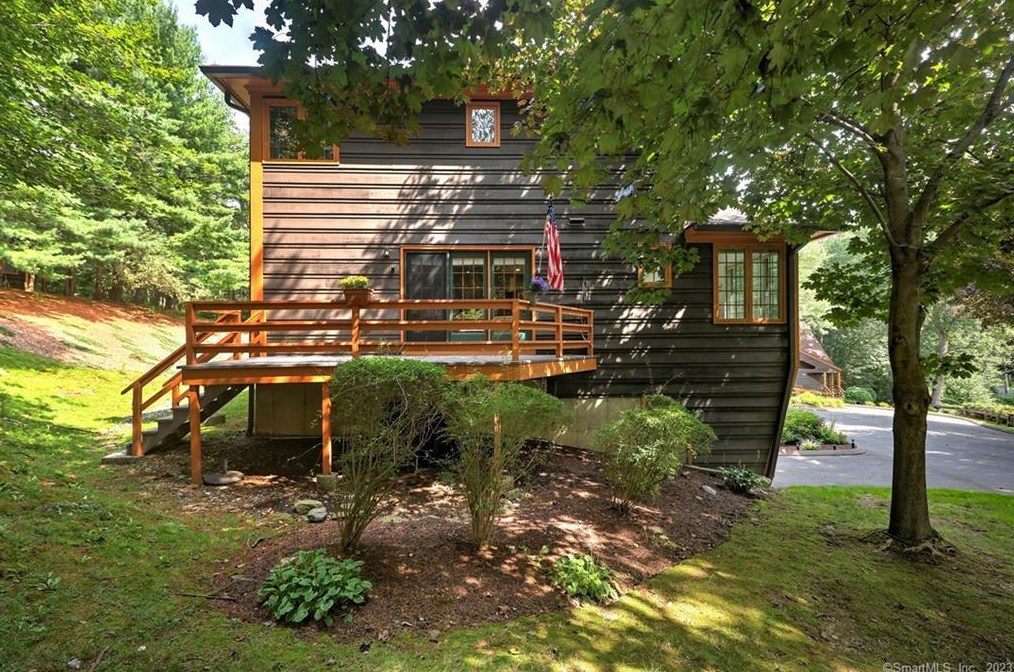 13 Acorn Holw, Huntington, CT 06484 exterior