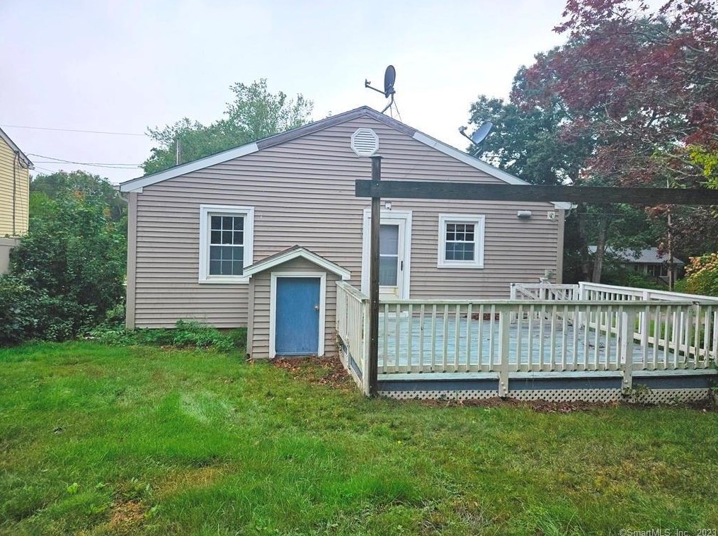9 Clarence Ave, Pawcatuck, CT 06379 exterior