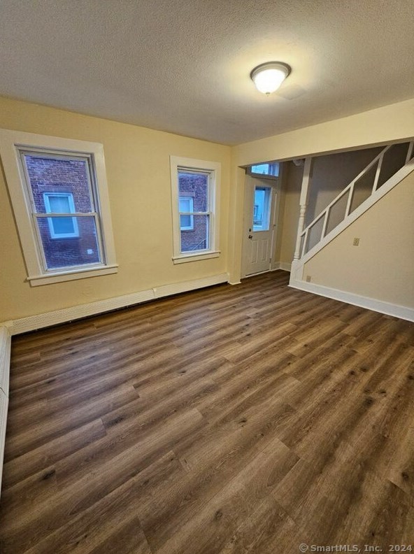 97 Oak St, Windsor Locks, CT 06096-1824