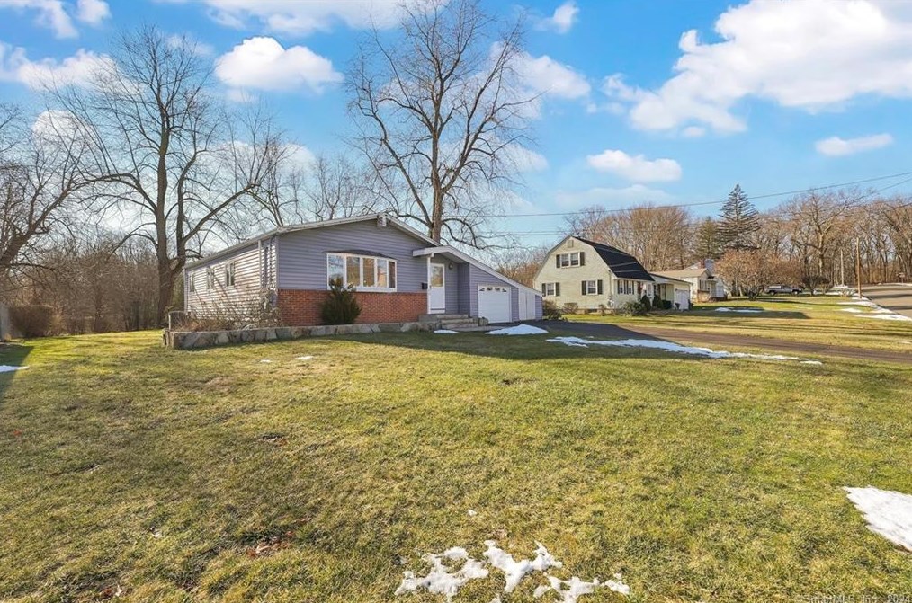 38 Sadler St, Windsor Locks, CT 06096-1728
