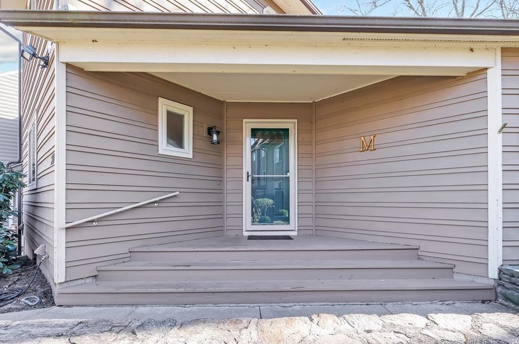 20 Meeting House Ln, Huntington, CT 06484 exterior