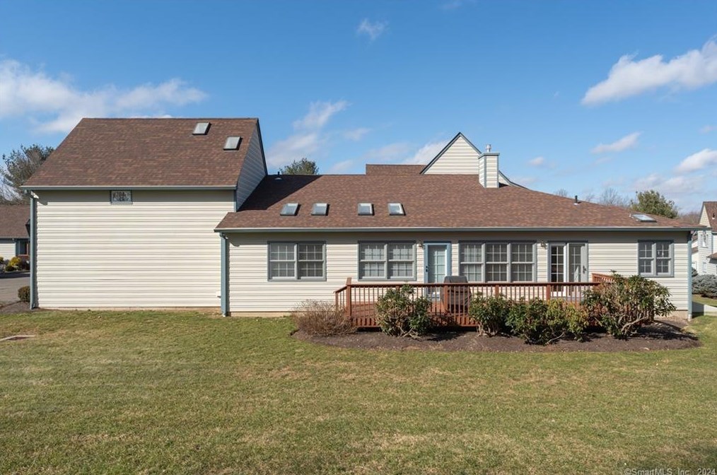 34 L Hermitage Dr, Huntington, CT 06484 exterior