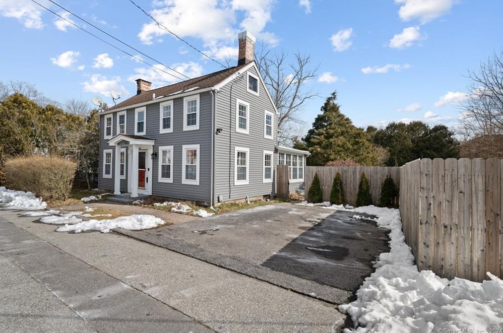 10 Grosvenor Pl, Norwich, CT 06360 exterior