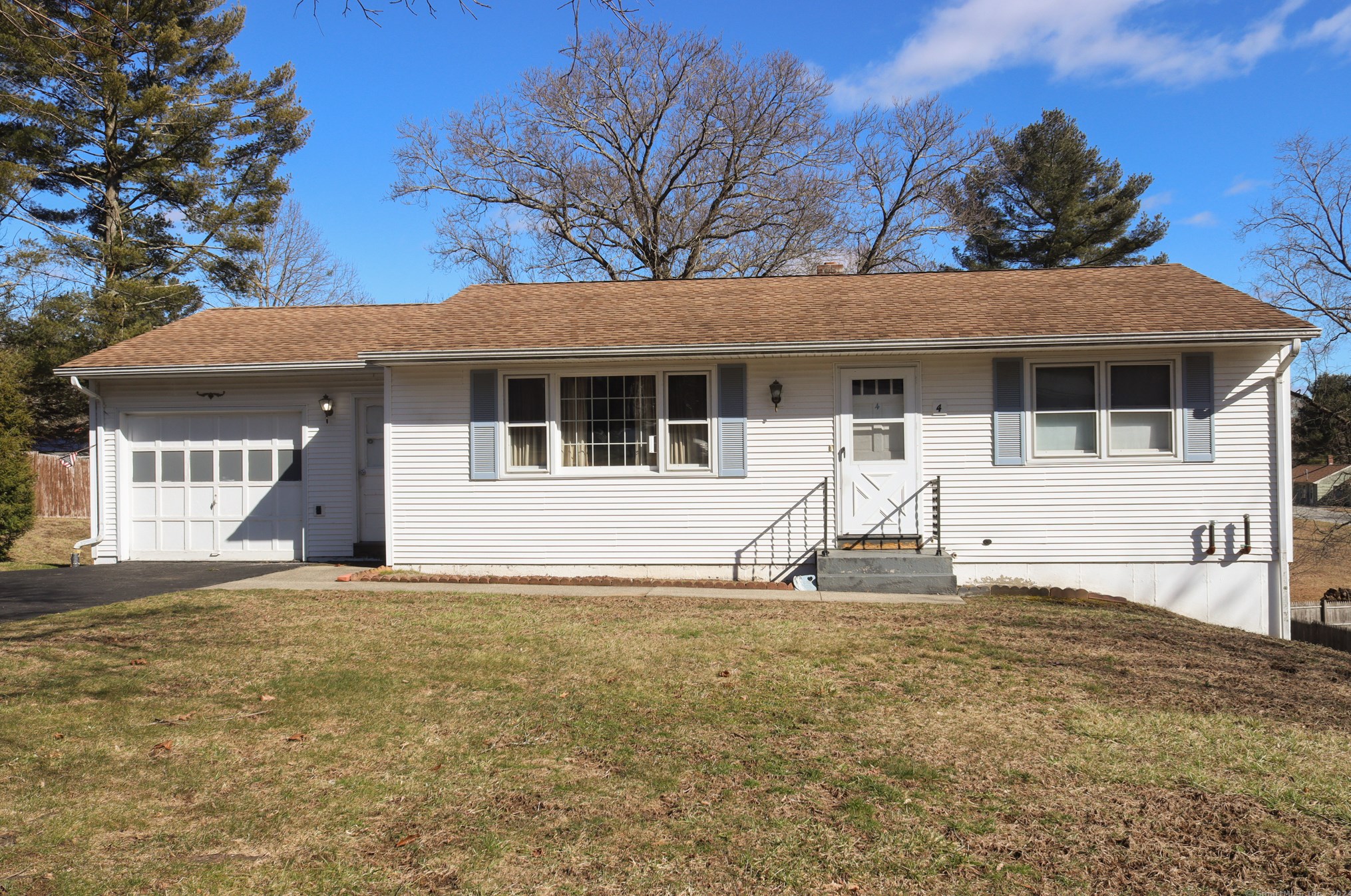 4 Pine St, Plainfield, CT 06374 exterior