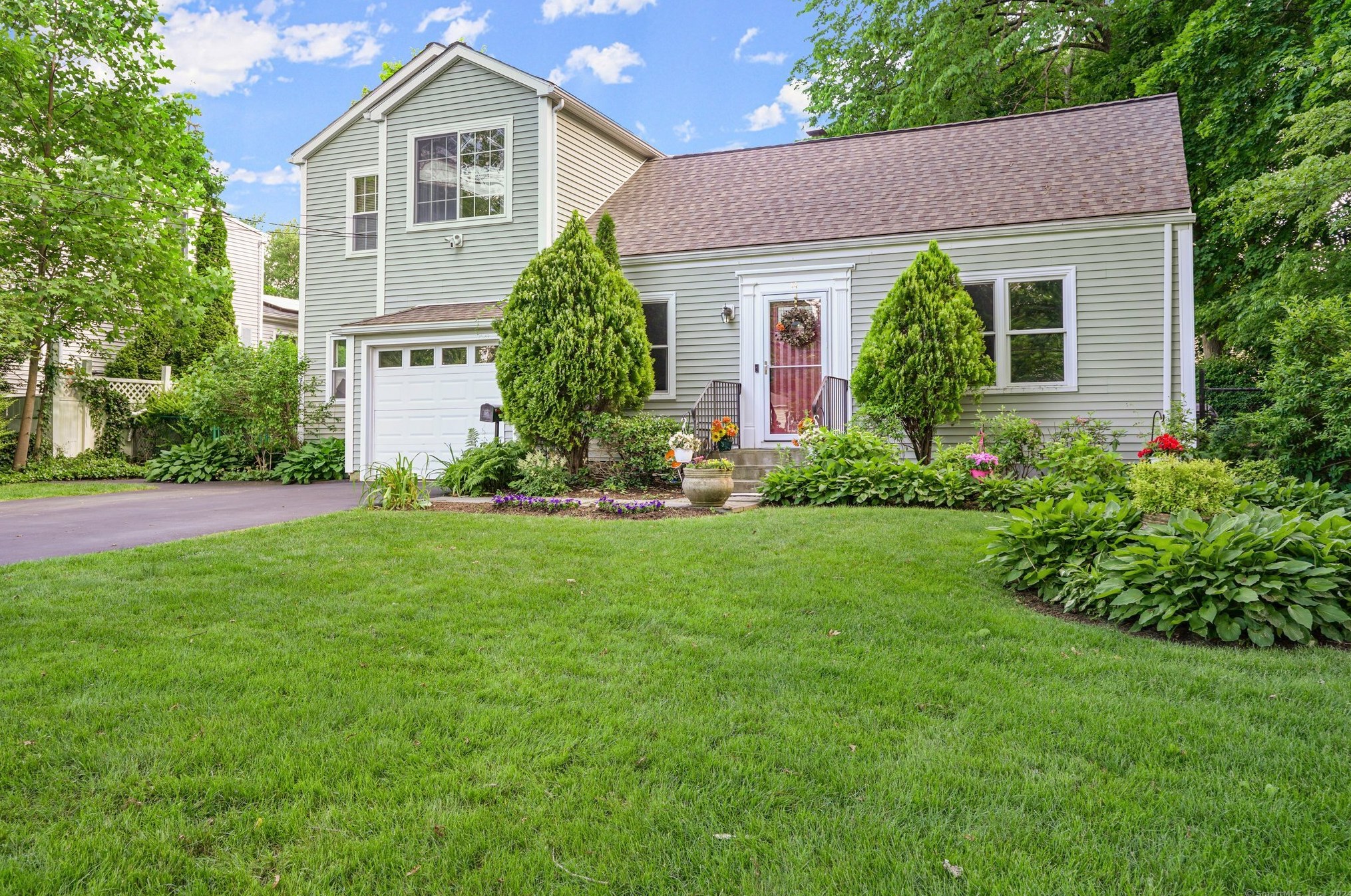 14 Wood Ridge Dr, Stamford, CT 06901 exterior