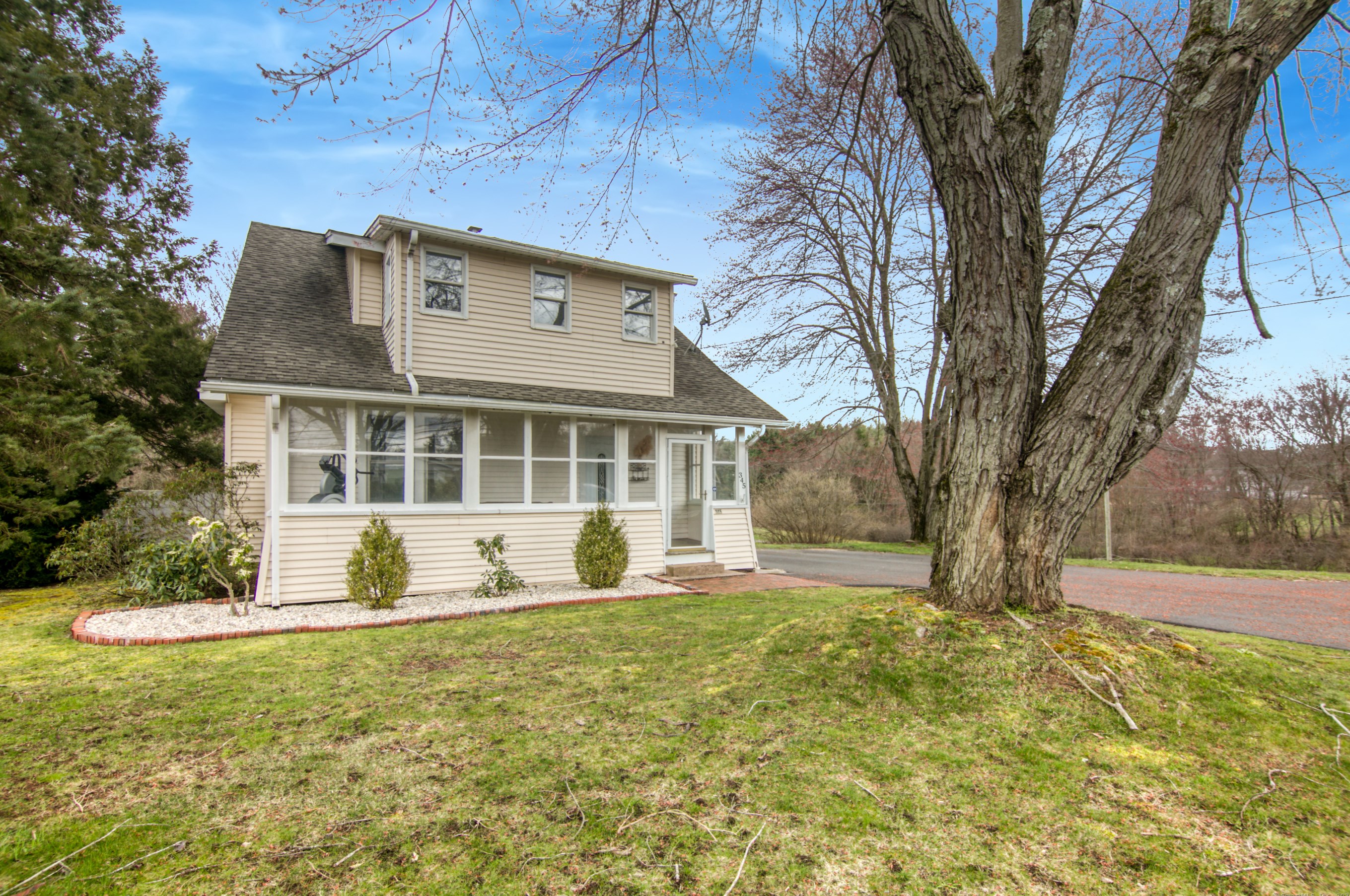 345 Hillstown Rd, Manchester, CT 06040 exterior