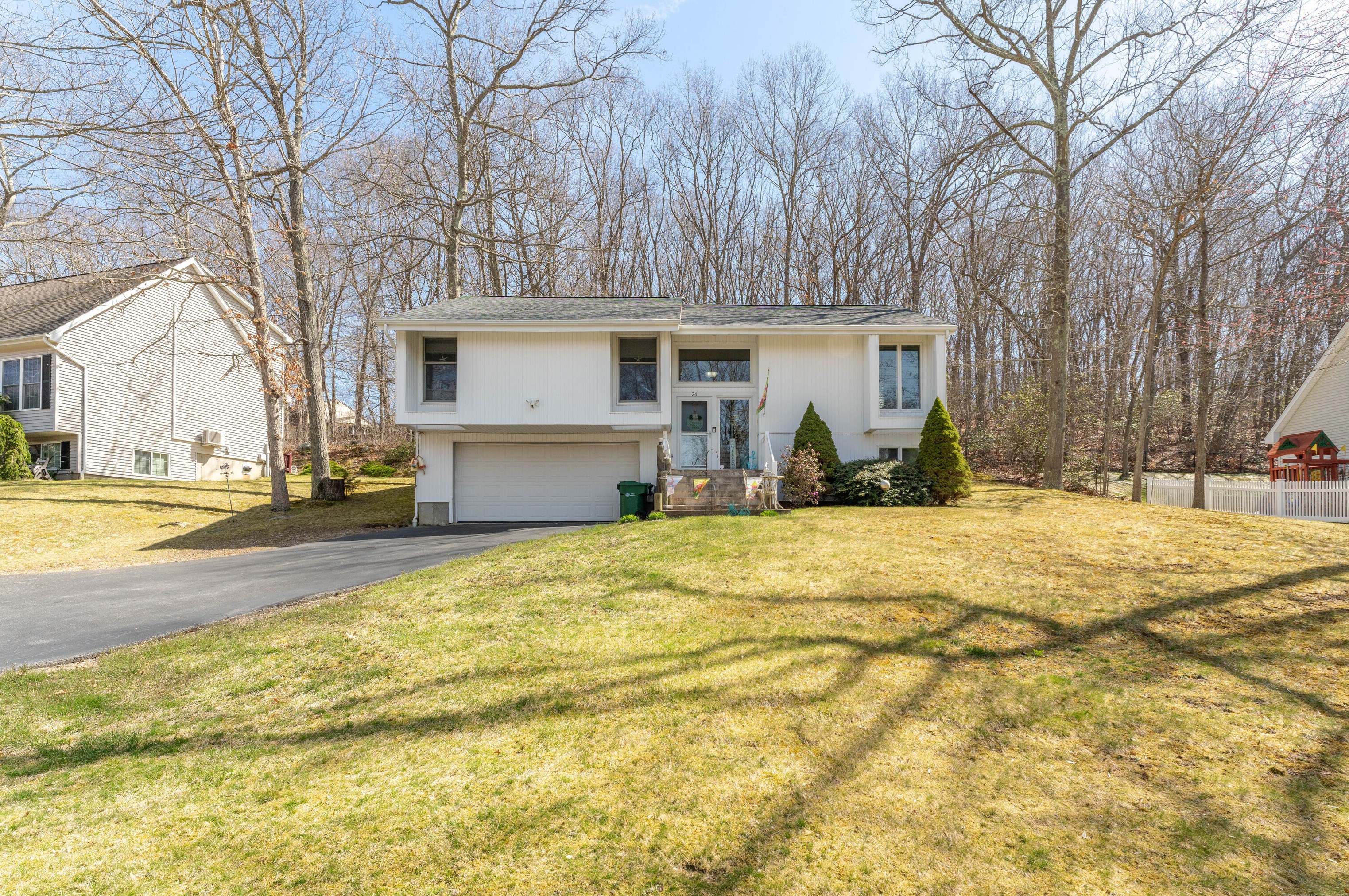 24 Yorkshire Dr, Waterford, CT 06385 exterior