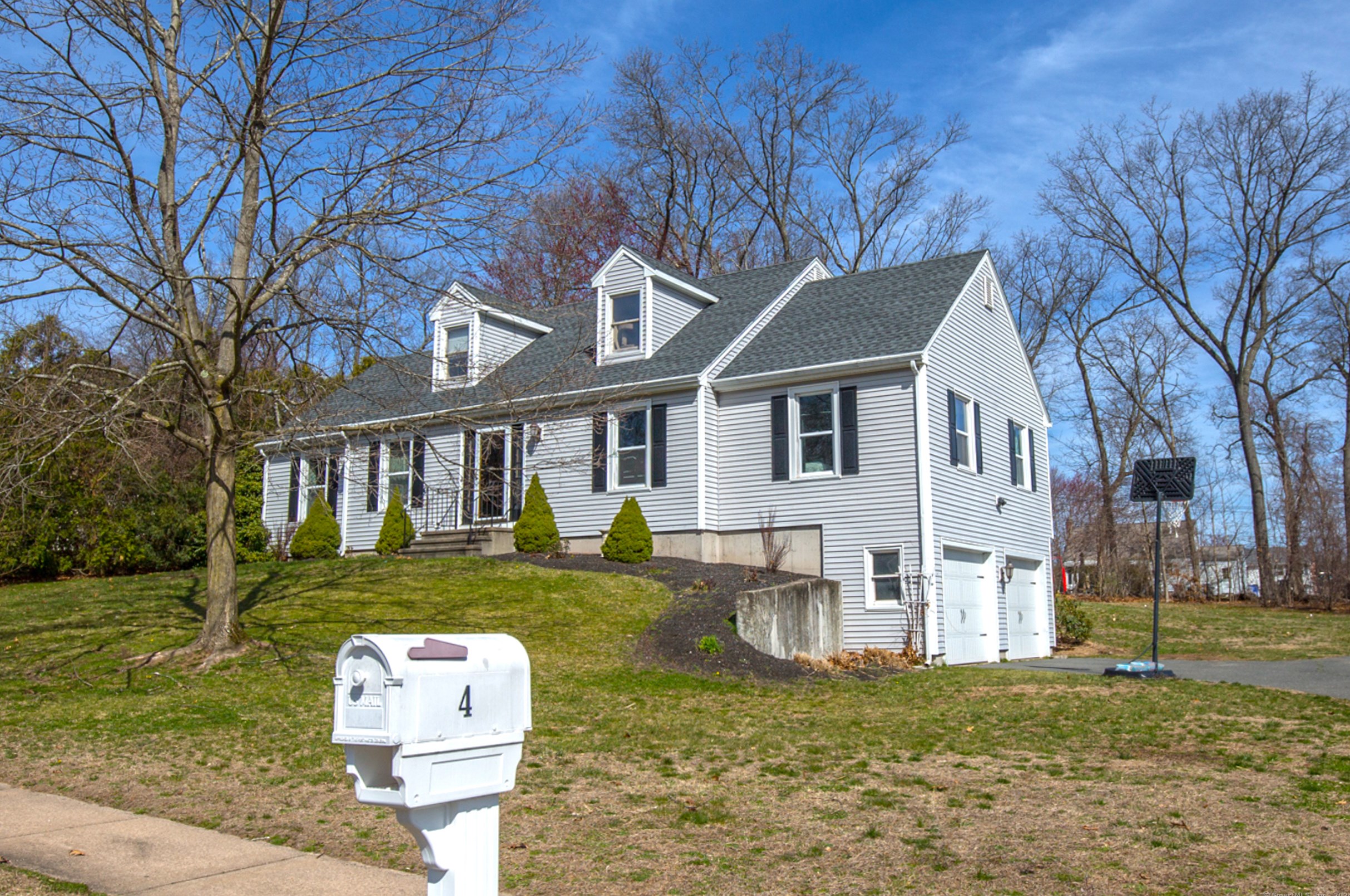 4 Tinker Dr, Windsor Locks, CT 06096-2656