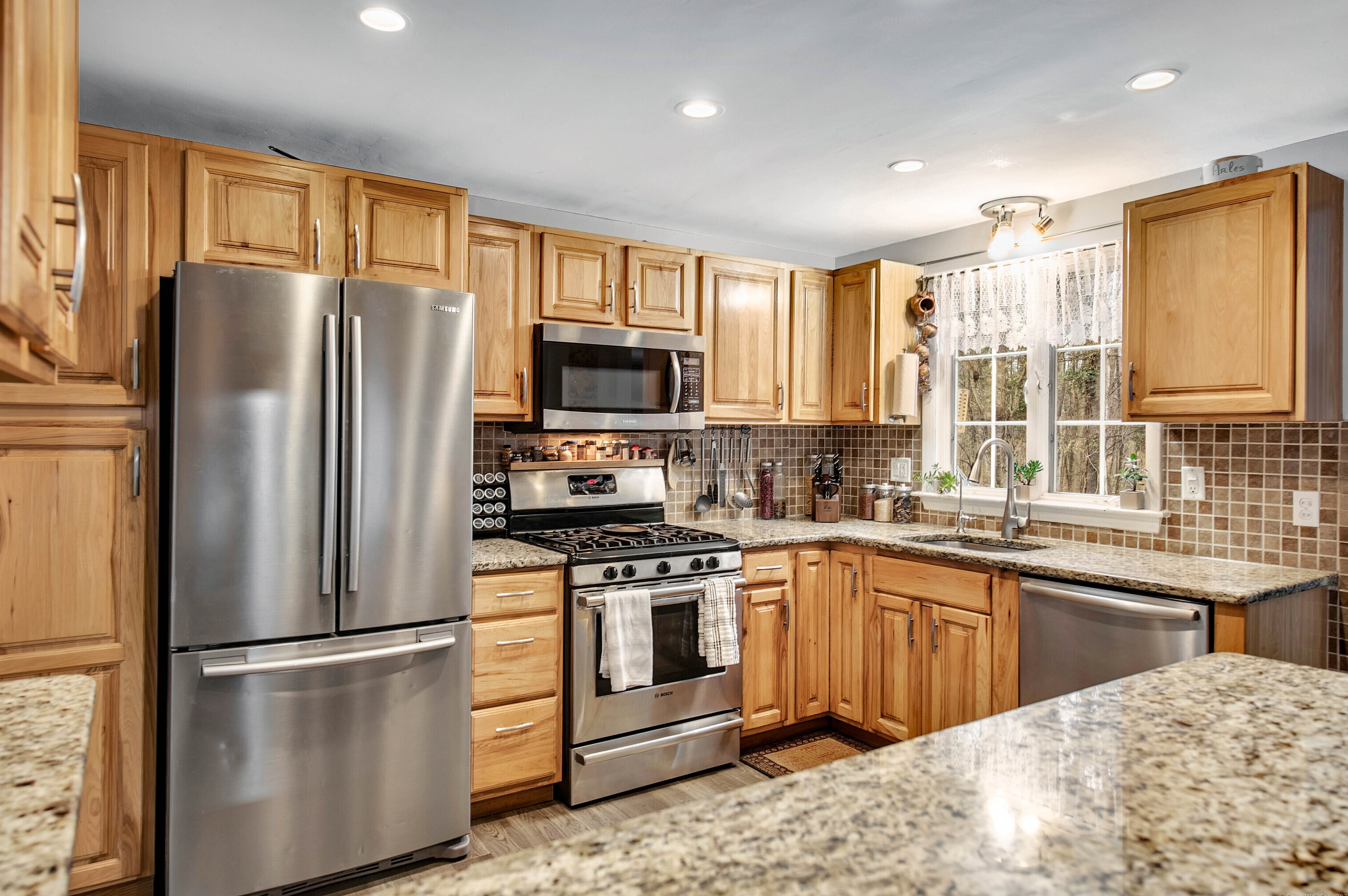 79 Sunset Rd, Hartford, CT 06111 exterior
