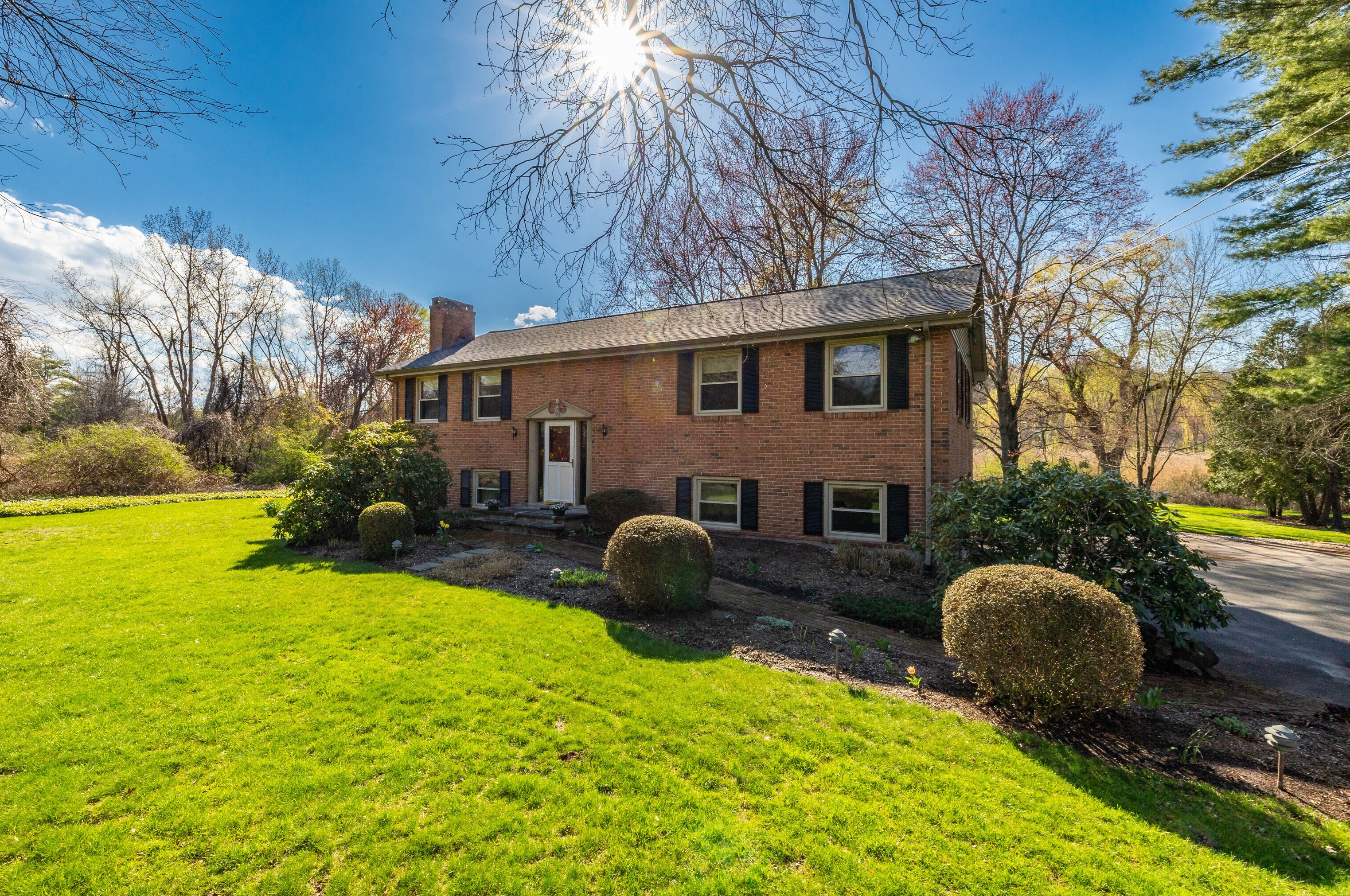 4 Meadowview Ln, Bloomfield, CT 06002