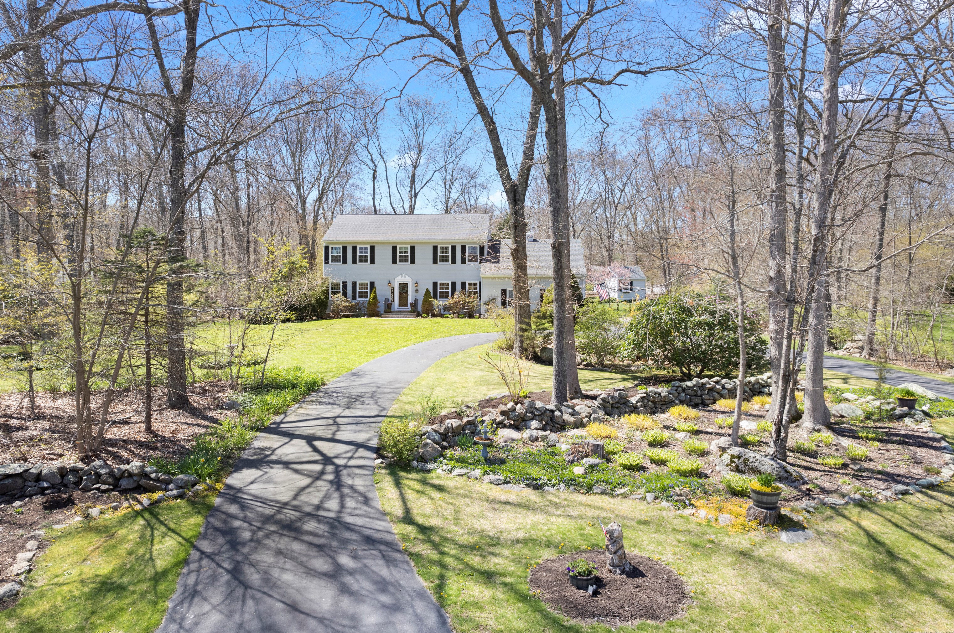 26 Chriswood Trce, Gales Ferry, CT 06339 exterior