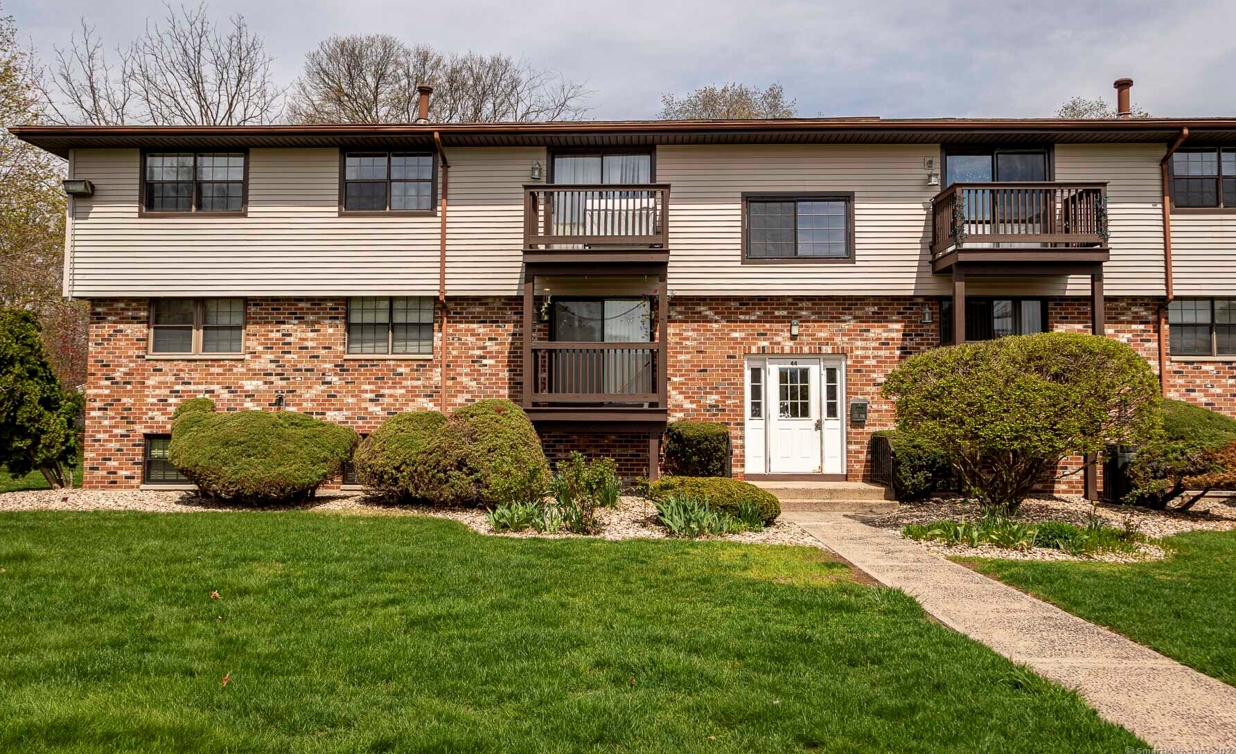 44 Surrey Dr, Hartford, CT 06111 exterior