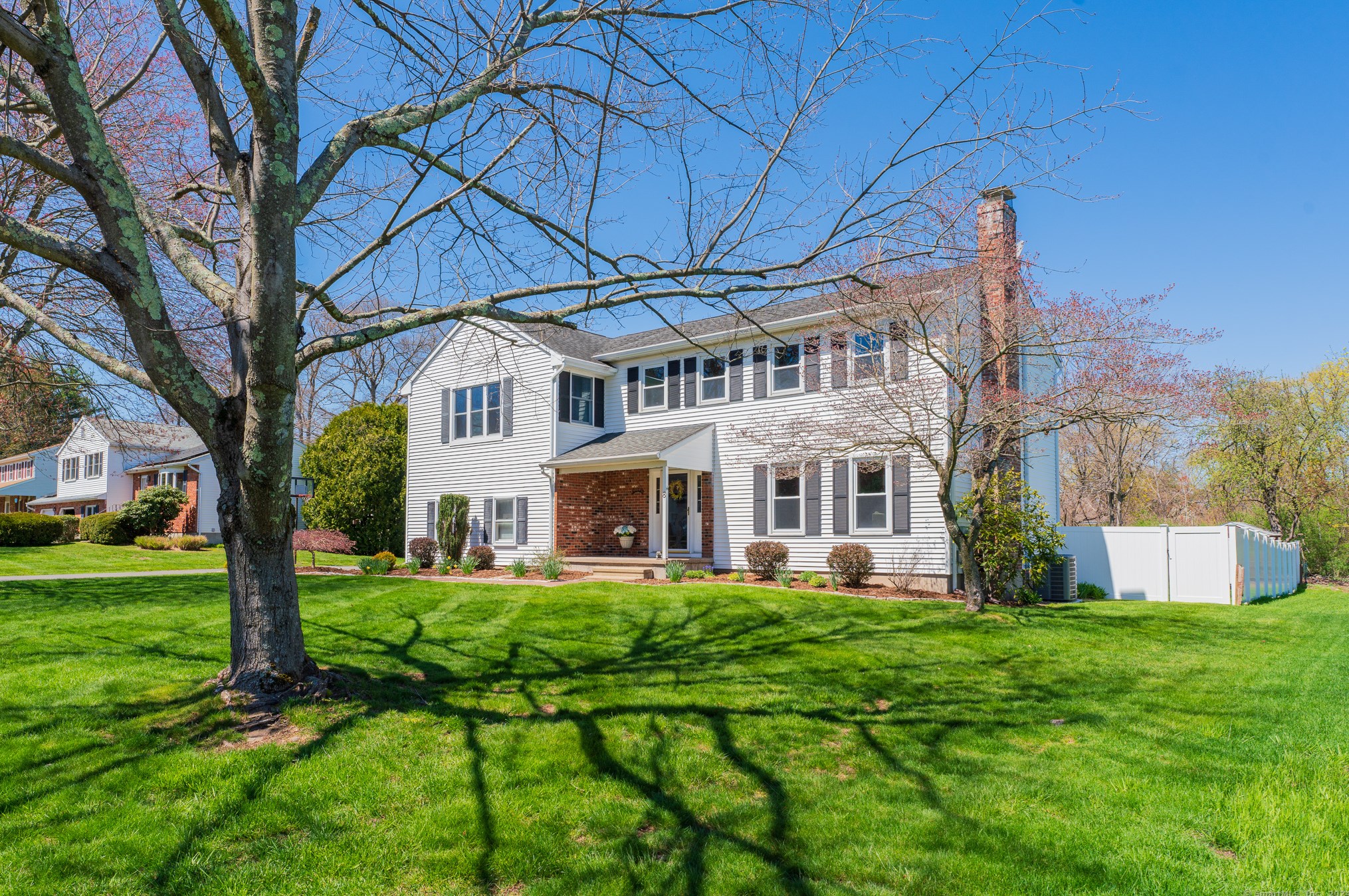 8 Roma Dr, Farmington, CT 06032-2128